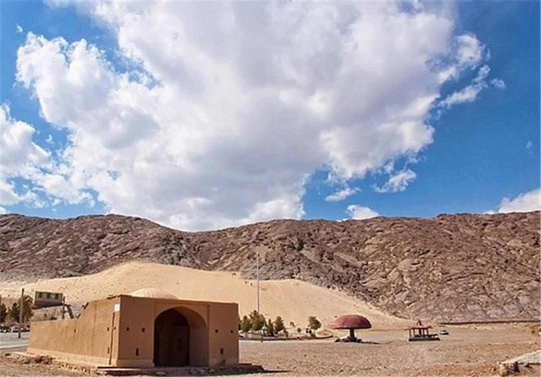 کوه ریگ مهریز زیر آسمان آبی