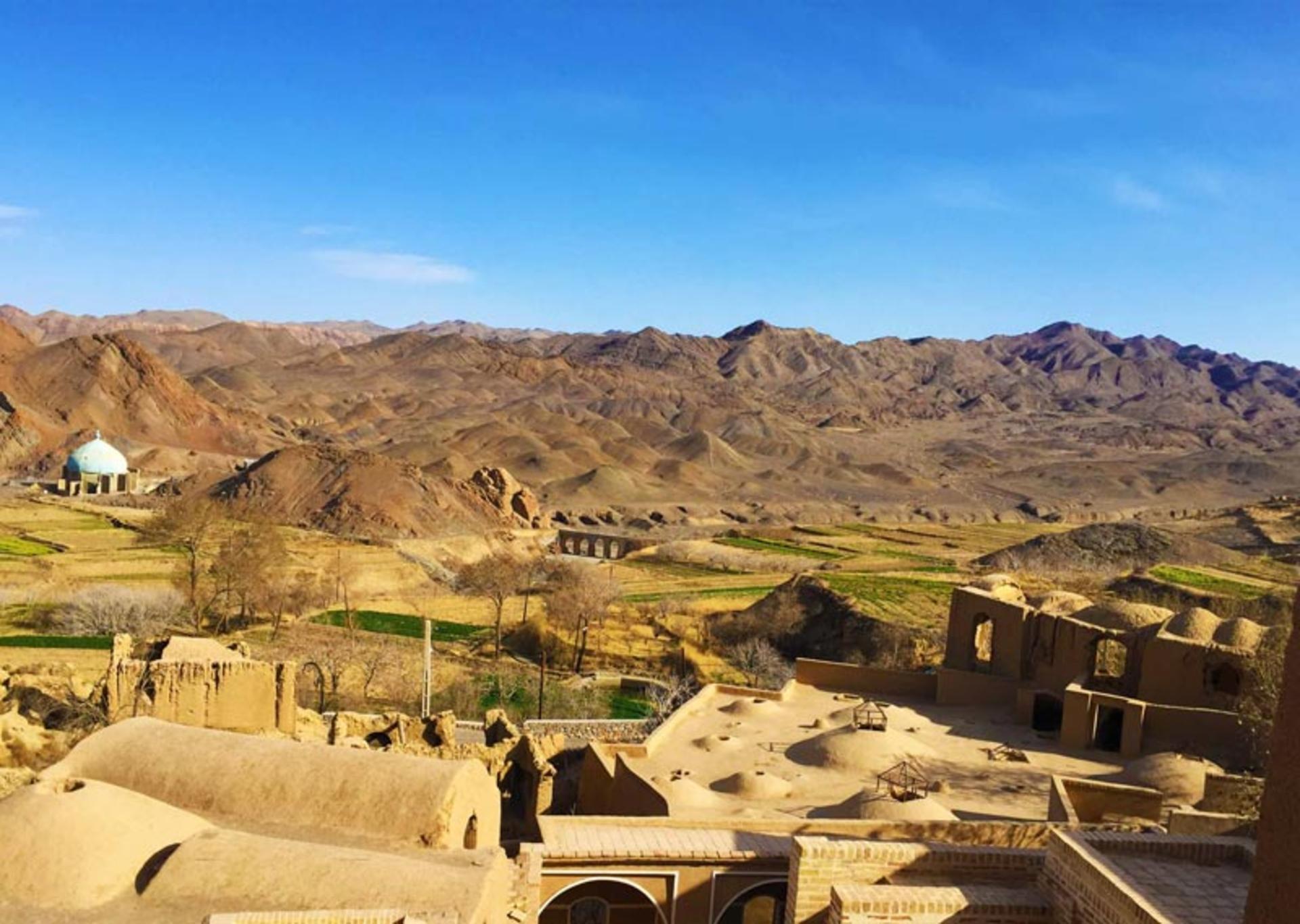 تصویری  از روستای تاریخی خرانق در جوار کوه