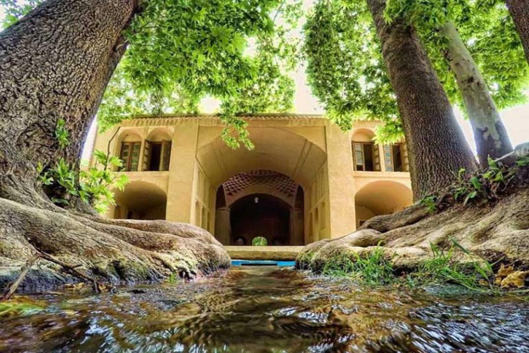 ورودی عمارت باغ پهلوان پور مهریز از نمای پایین