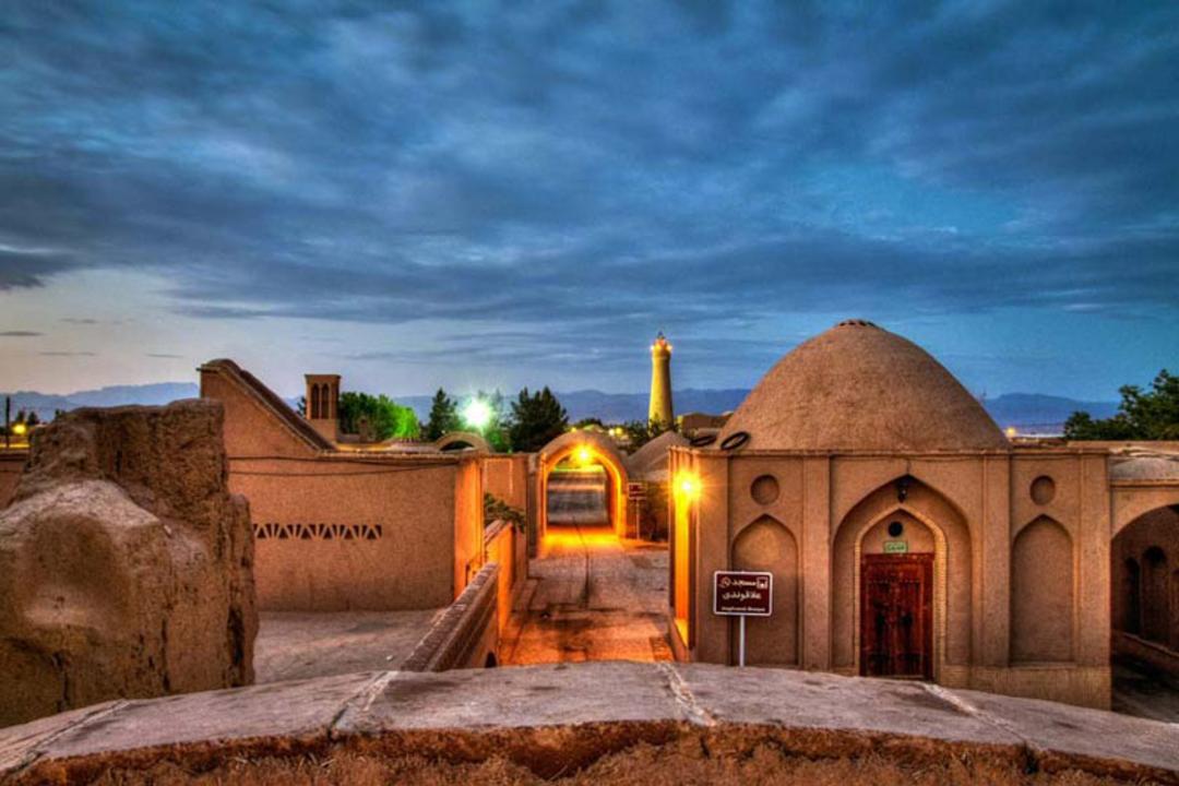 نمایی از داخل روستای فهرج در زمان غروب آفتاب