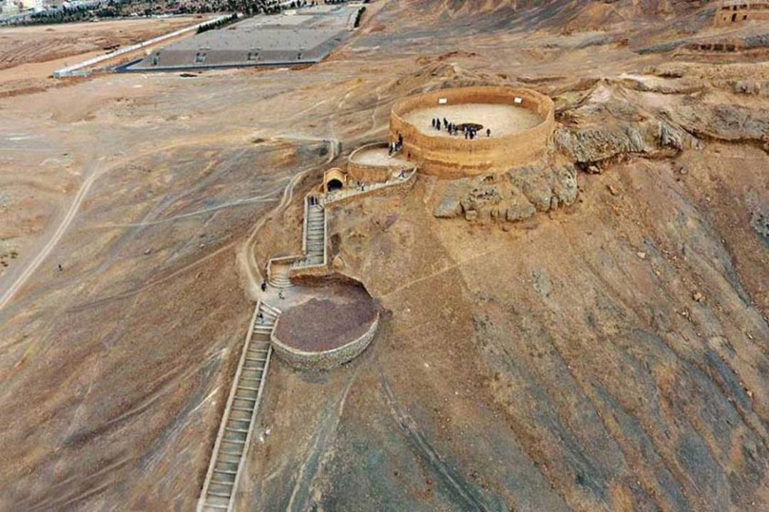 تصویری از نمای بالا از دخمه زرتشتیان یزد