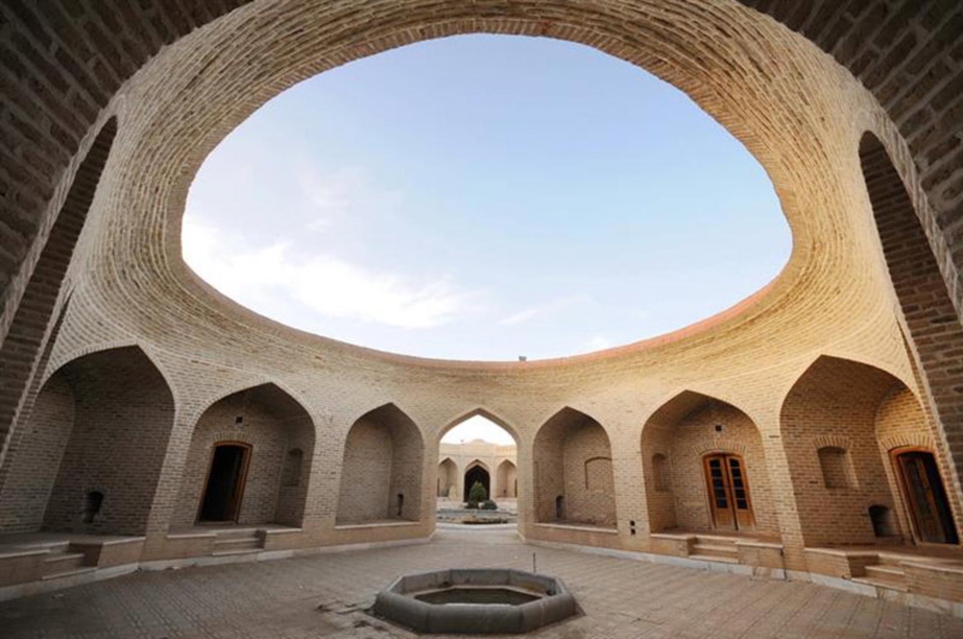 تصویری از نمای پایین از حیاط کاروانسرای خرانق