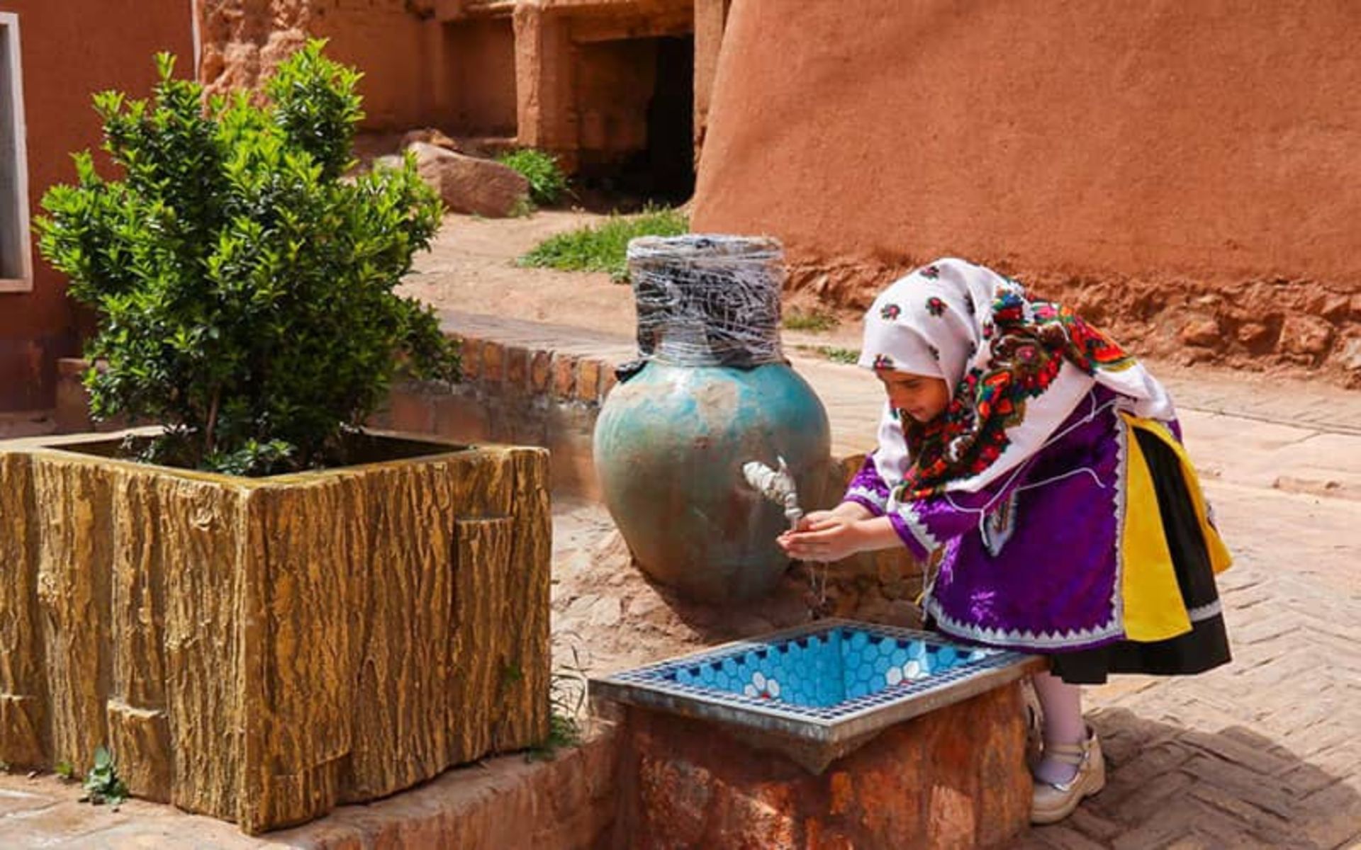 کودکی با لباس سنتی