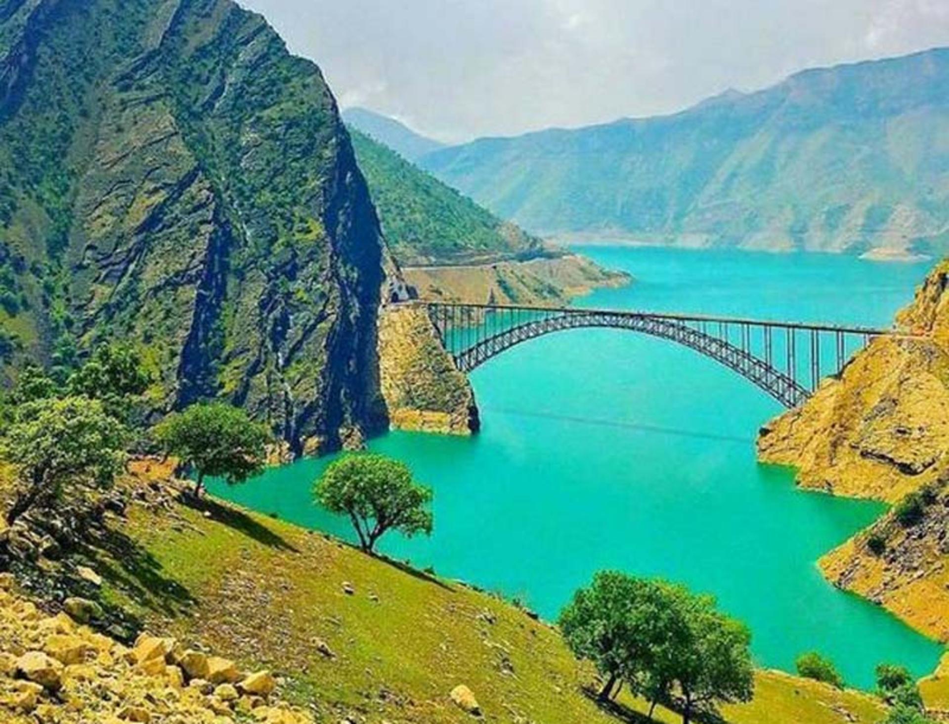 سد کارون به روی دریاچه کارون از نمای دور