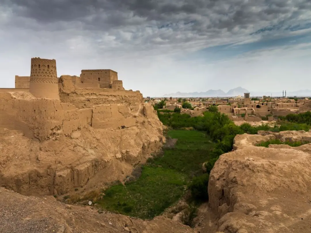 نمایی از بیرون نارین قلعه میبد زیر آسمان ابری