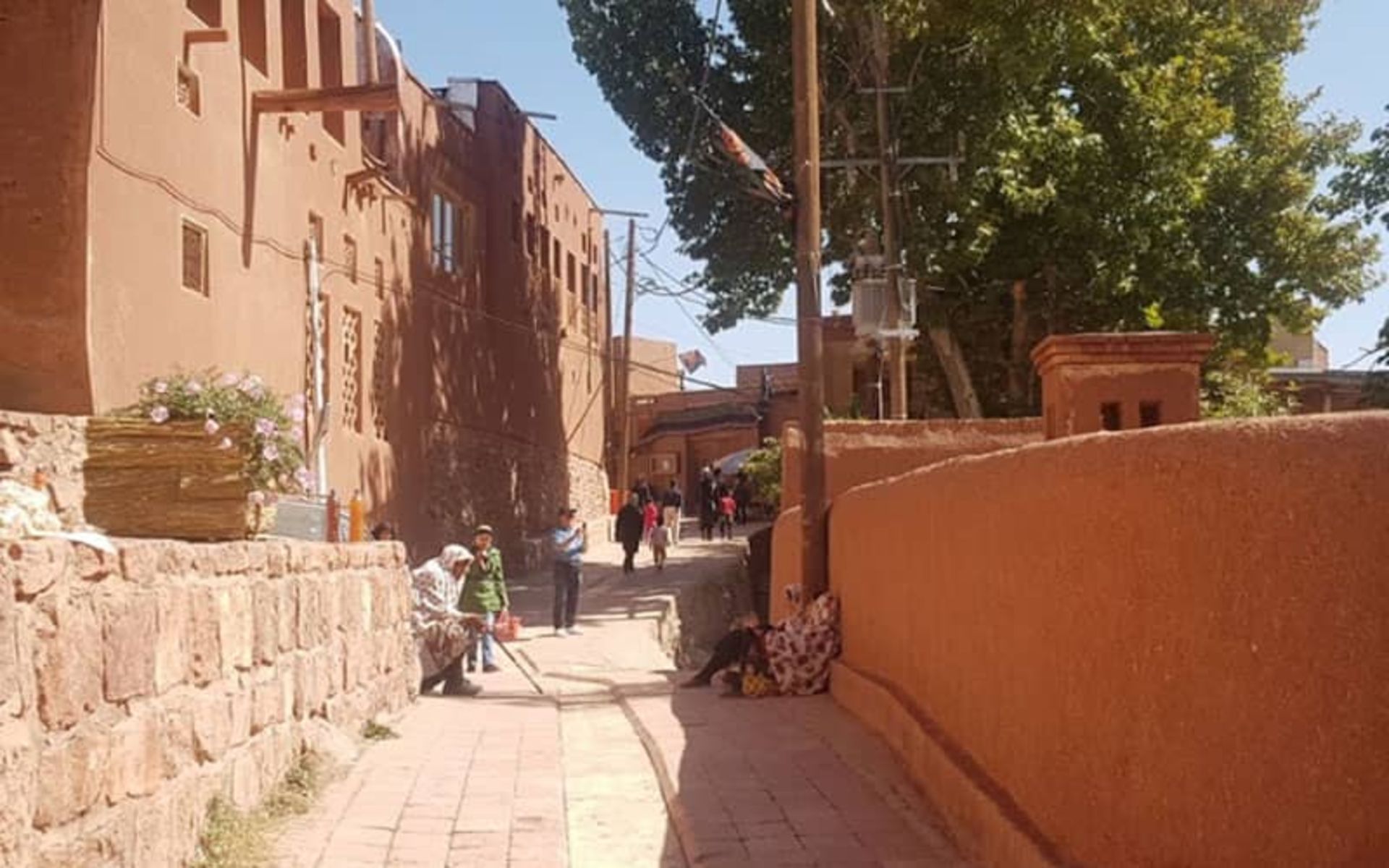 تردد گردشگران در روستای ابیانه