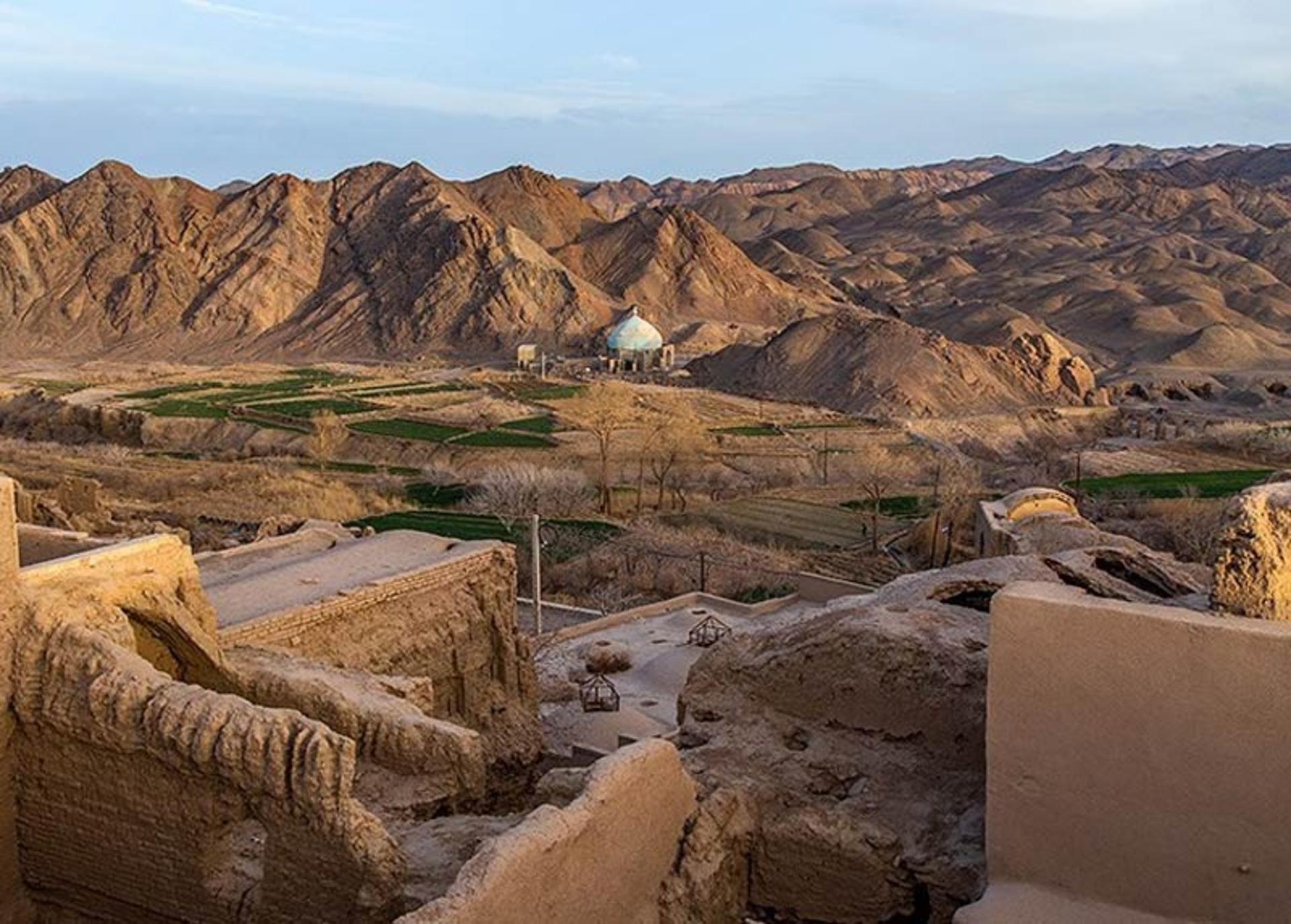 خانه های خشتی روستای خرانق در دامنه کوه