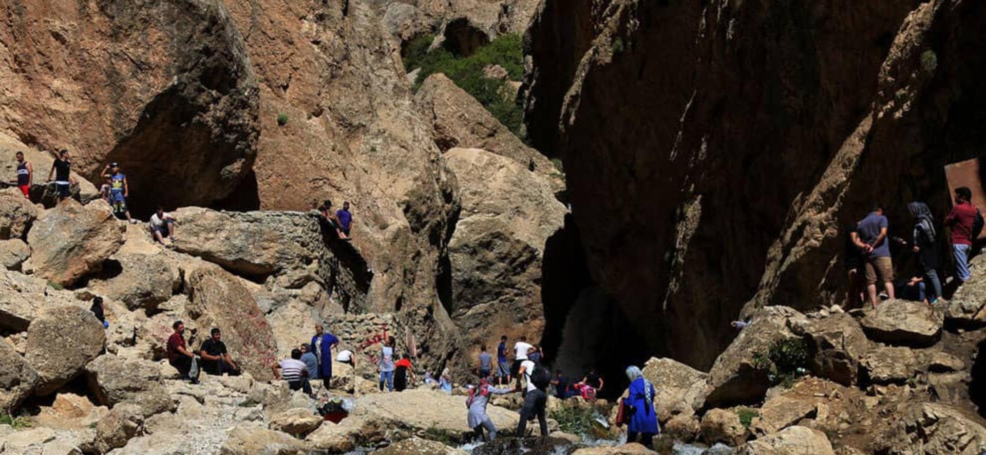 عبور گردشگران از تنگه واشی