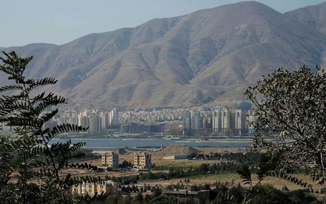 دورنمای دریاچه چیتگر و ساختمان‌های اطراف