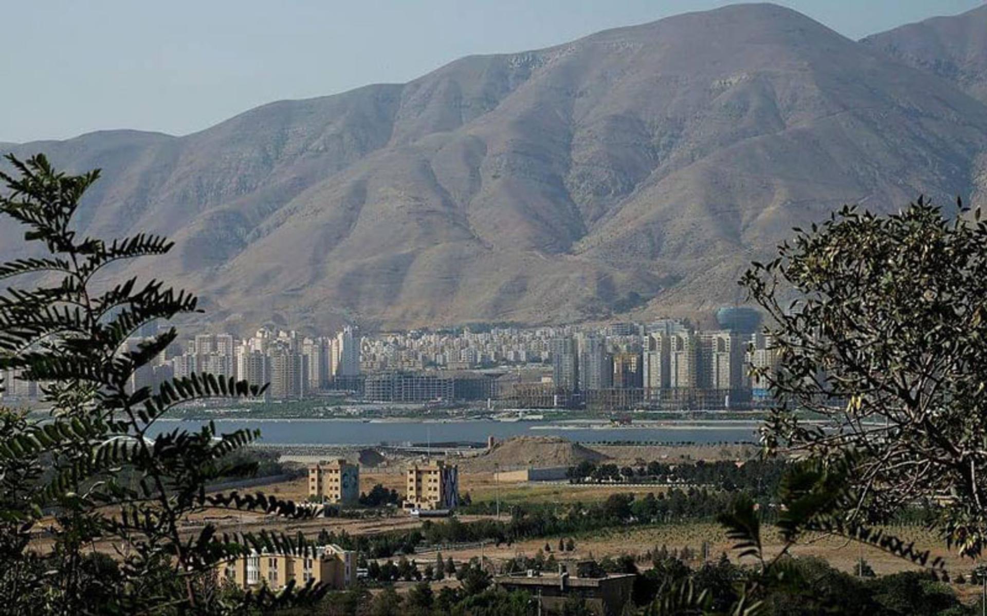 دورنمای دریاچه چیتگر و ساختمان‌های اطراف