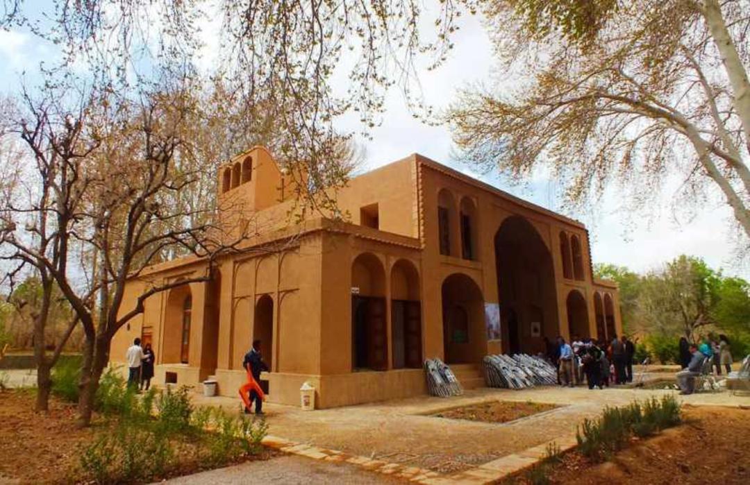 عمارت و باغ پهلوان پور مهریز از نمای کنار