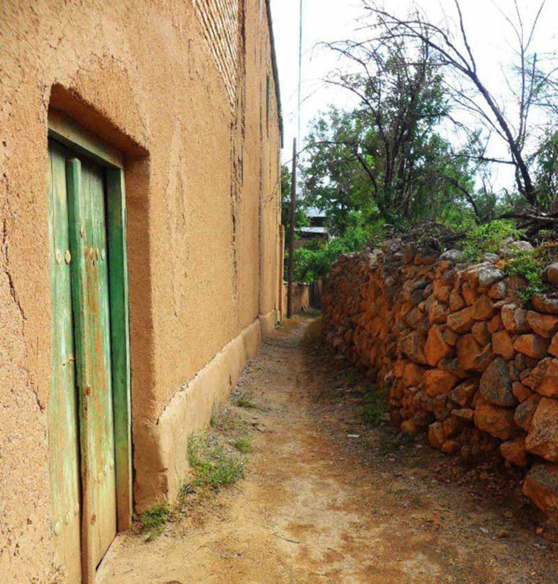 در چوبی روستای ده بالا از نمای کنار