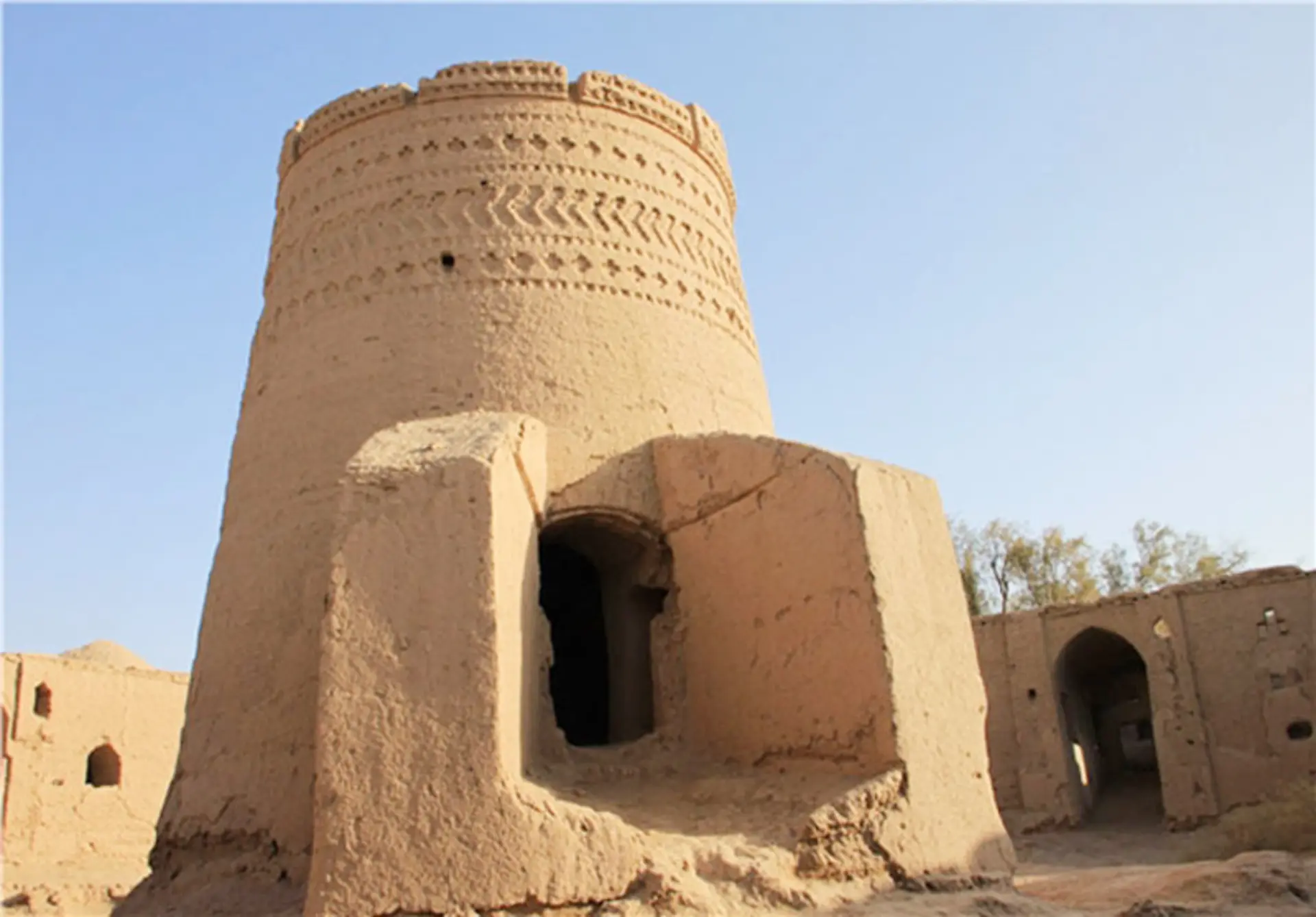 برج خشتی تاریخی در روستای فهرج