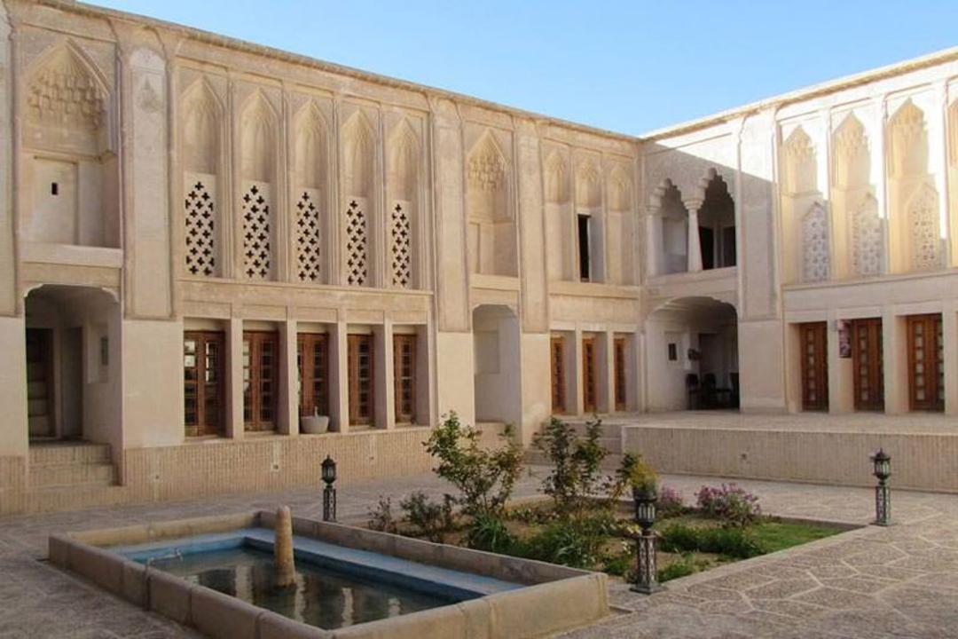 نمای بیرونی عمارت خانه صولت در ابرکوه