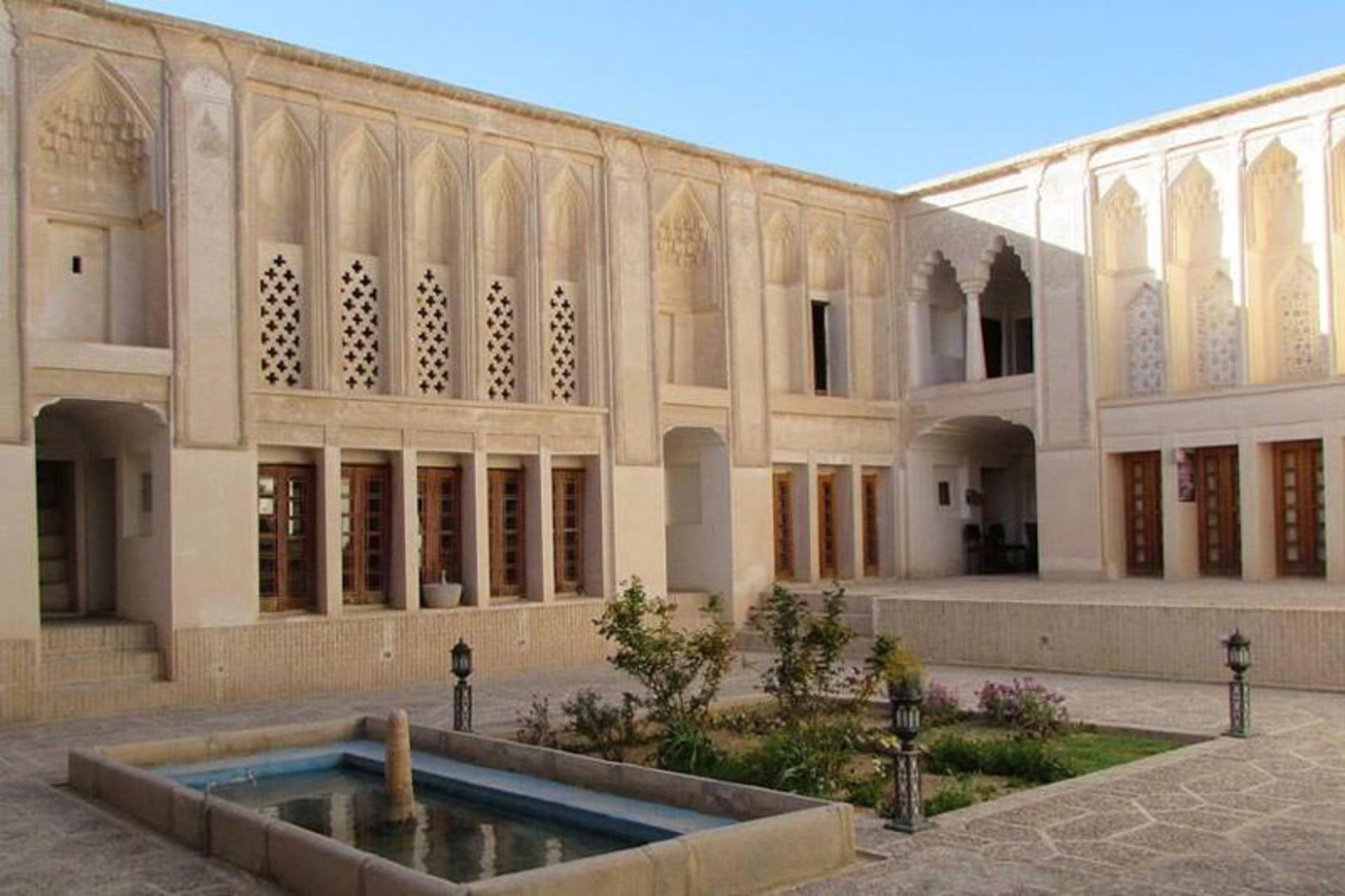 نمای بیرونی عمارت خانه صولت در ابرکوه