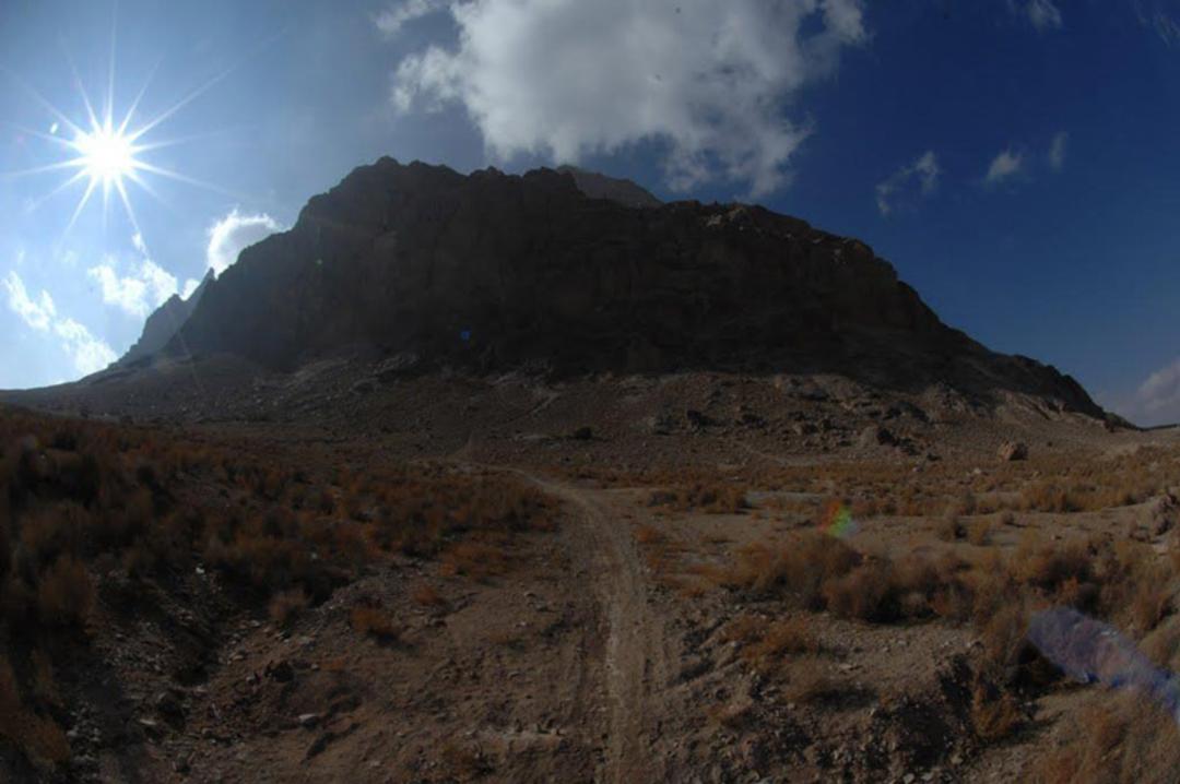 کوه ارنان زیر آسمان آبی پر ابر