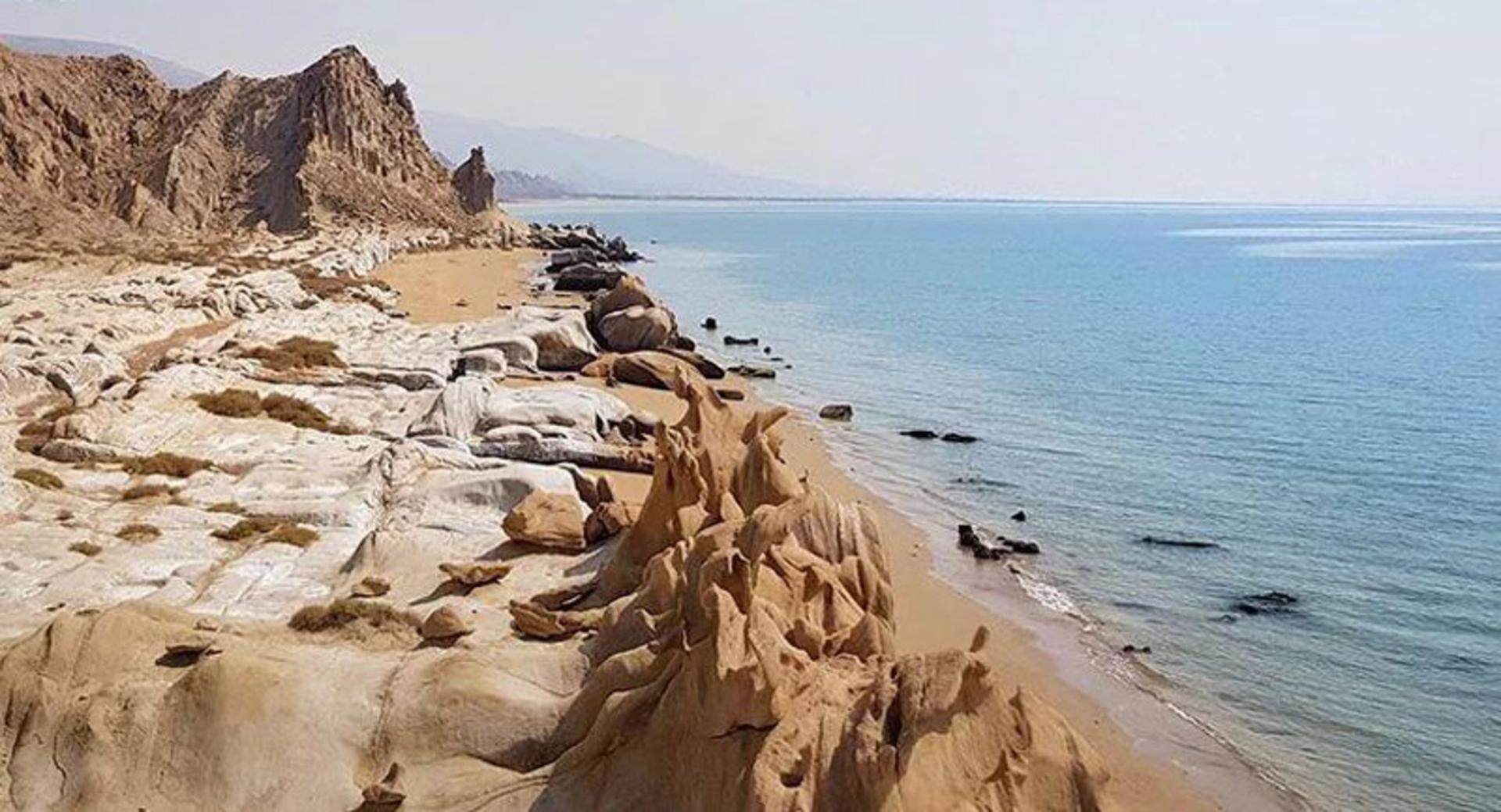 ساحل بندر بستانو با صخره های پر نقش و نگار