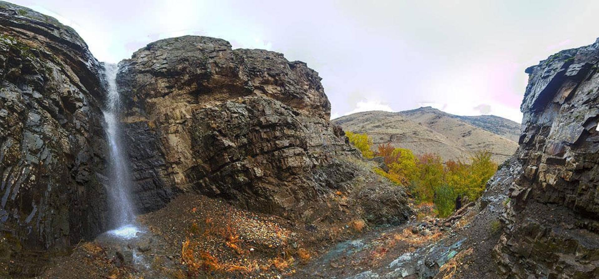 نمای کلی آبشار سنگان