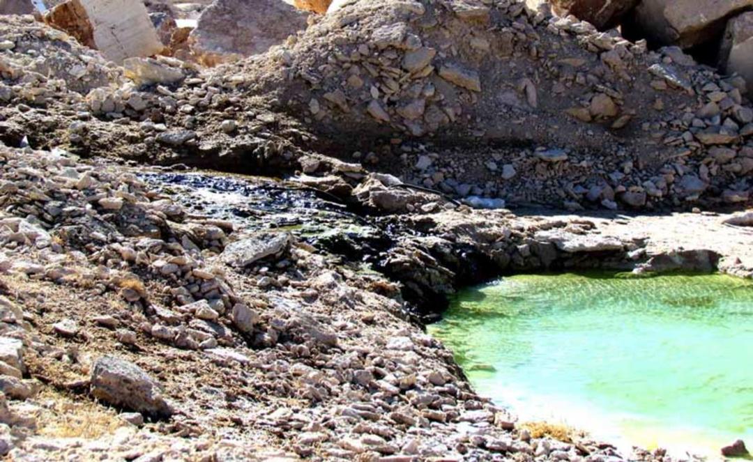 نمایی از چشمه توران پشت میان سنگ ها