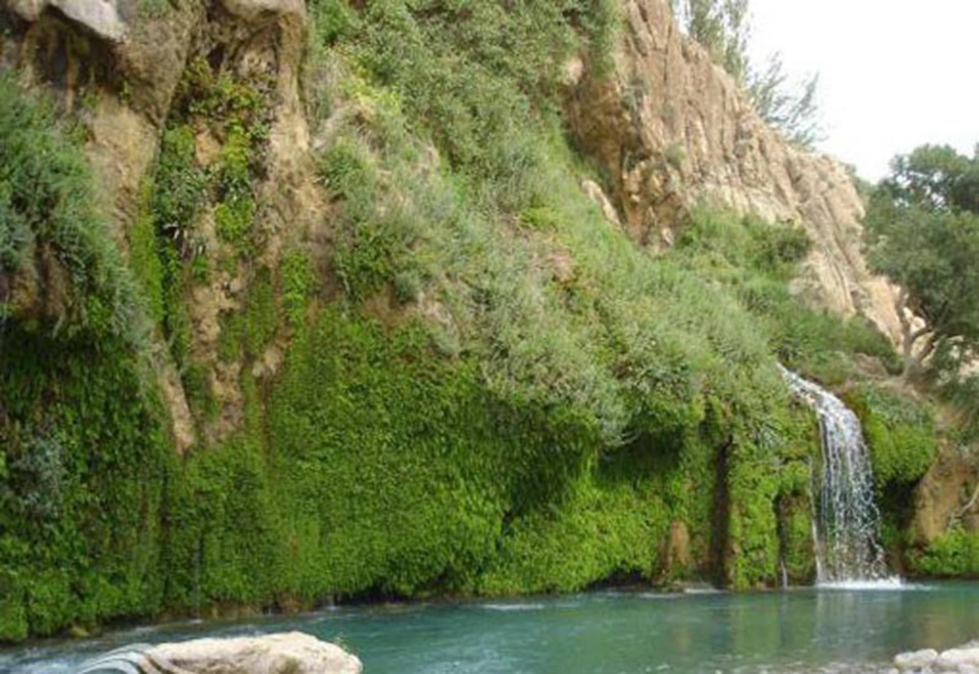نمایی از آبشار بی بی سیدان در میان کوه ها