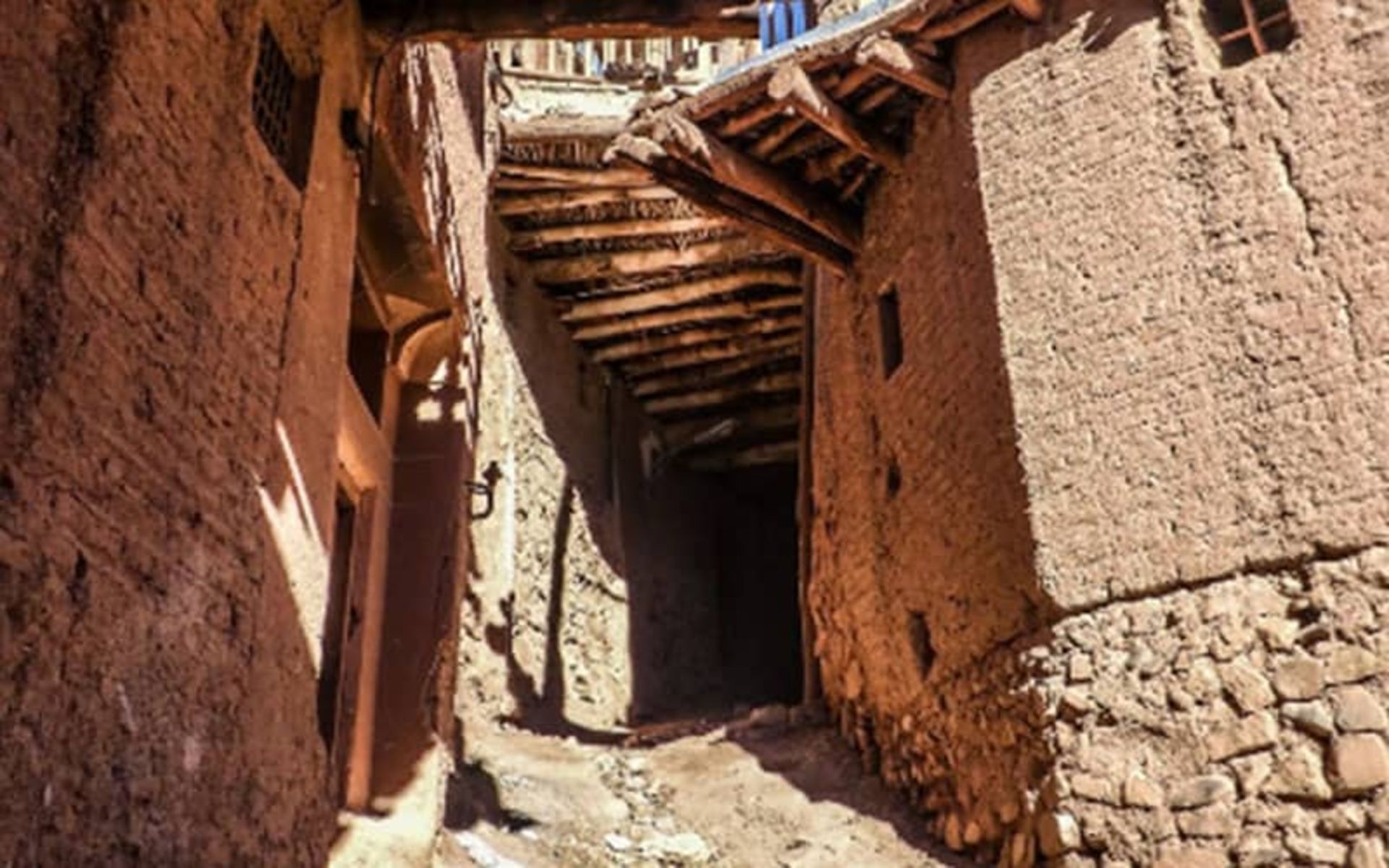 کوچه ای باریک و مسقف در ابیانه
