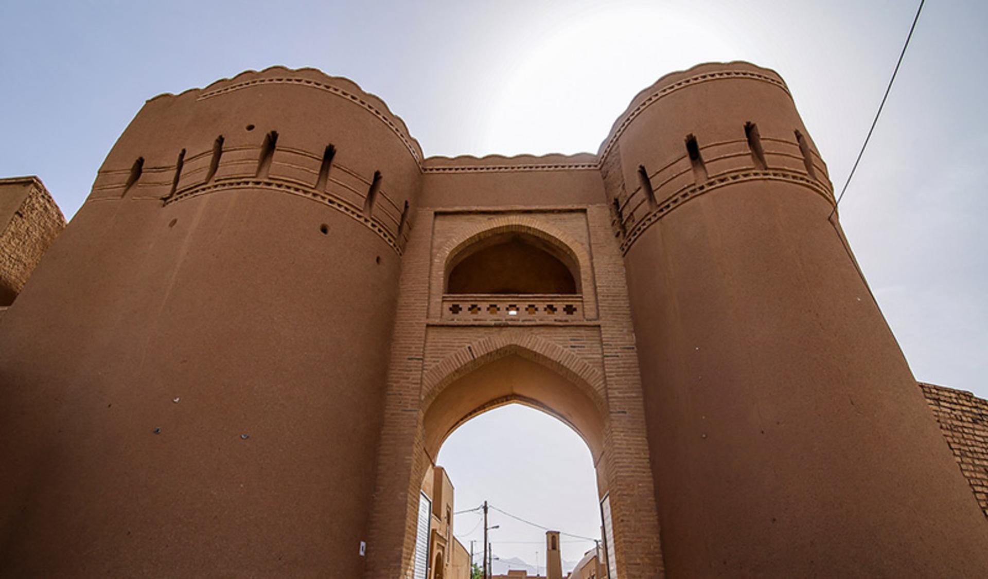 دروازه تاریخی خشتی در روستای عقدا از نمای پایین