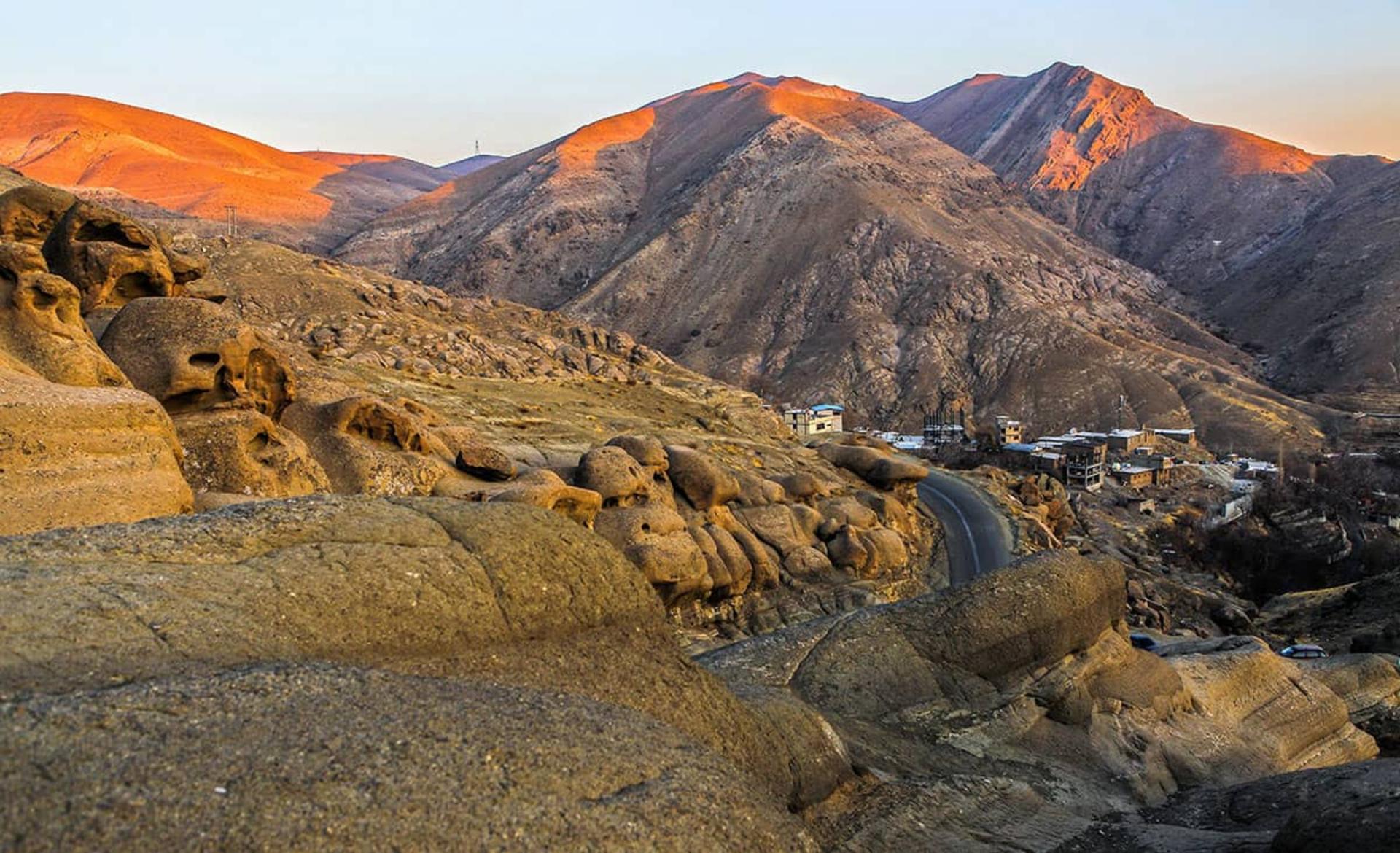چشم‌اندازی از صخره‌های روستای وردیج و واریش