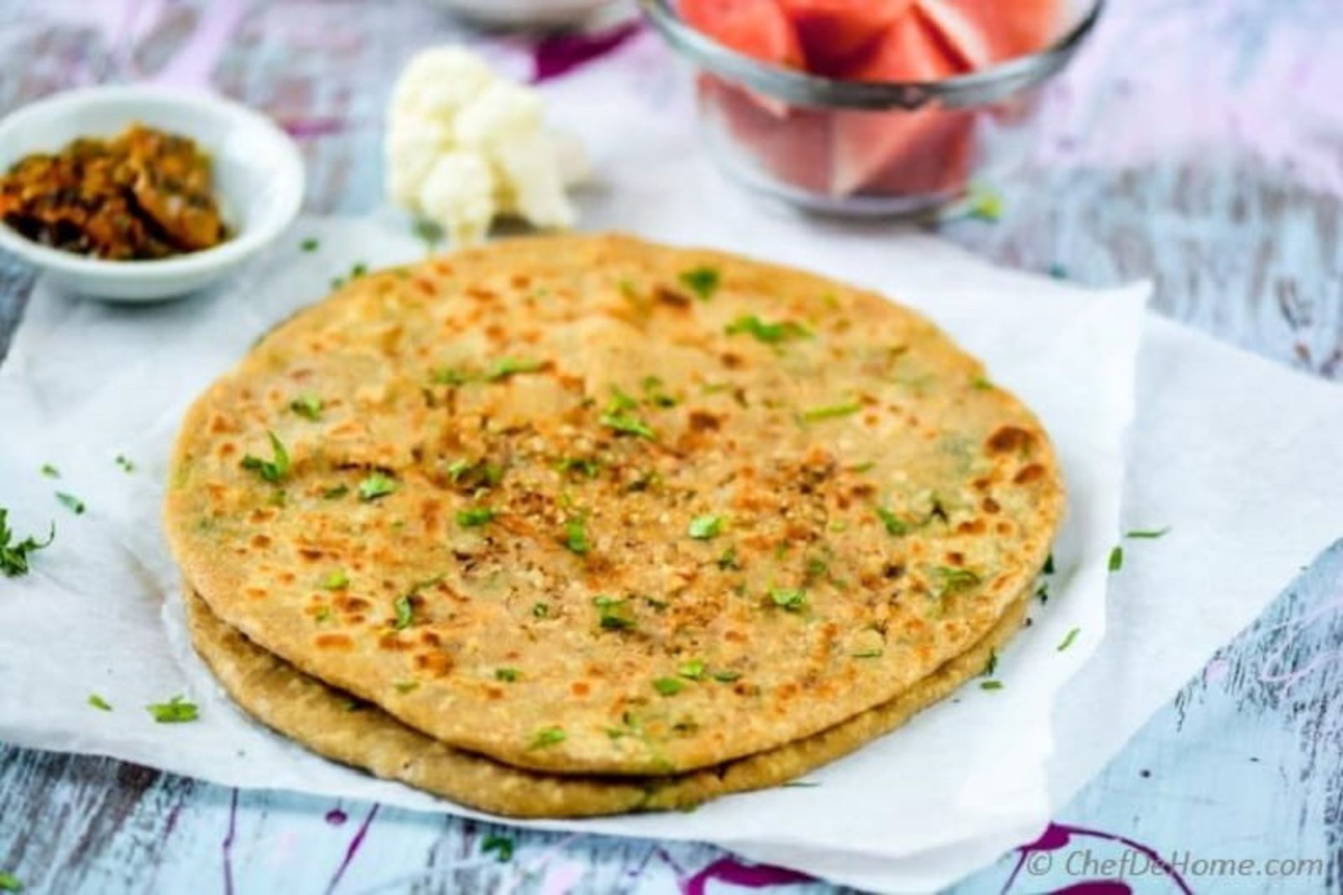 نان پراتای پر شده با گل کلم