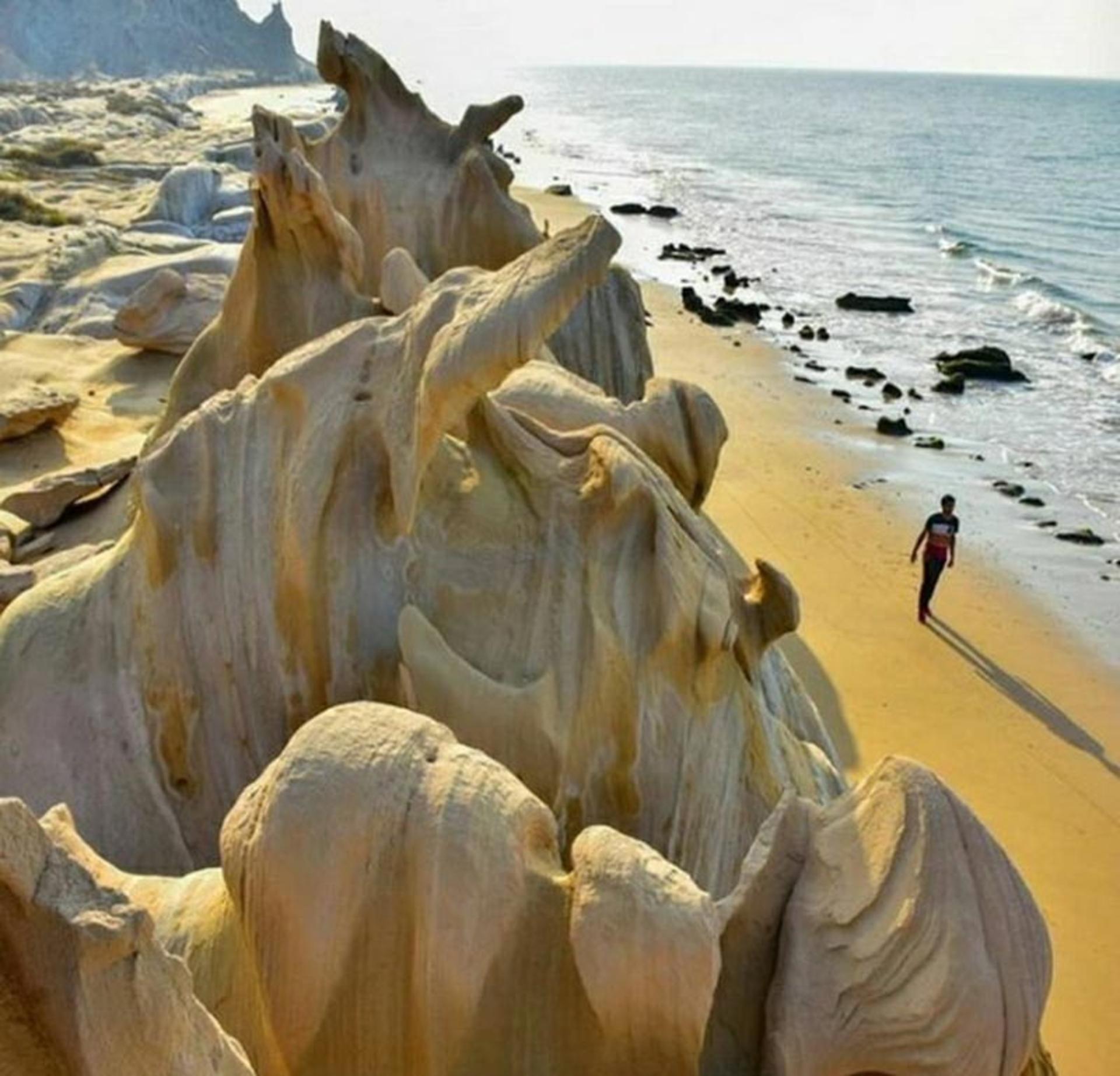سواحل صخره ای نزدیک بندر مقام و حضور گردشگر در ساحل