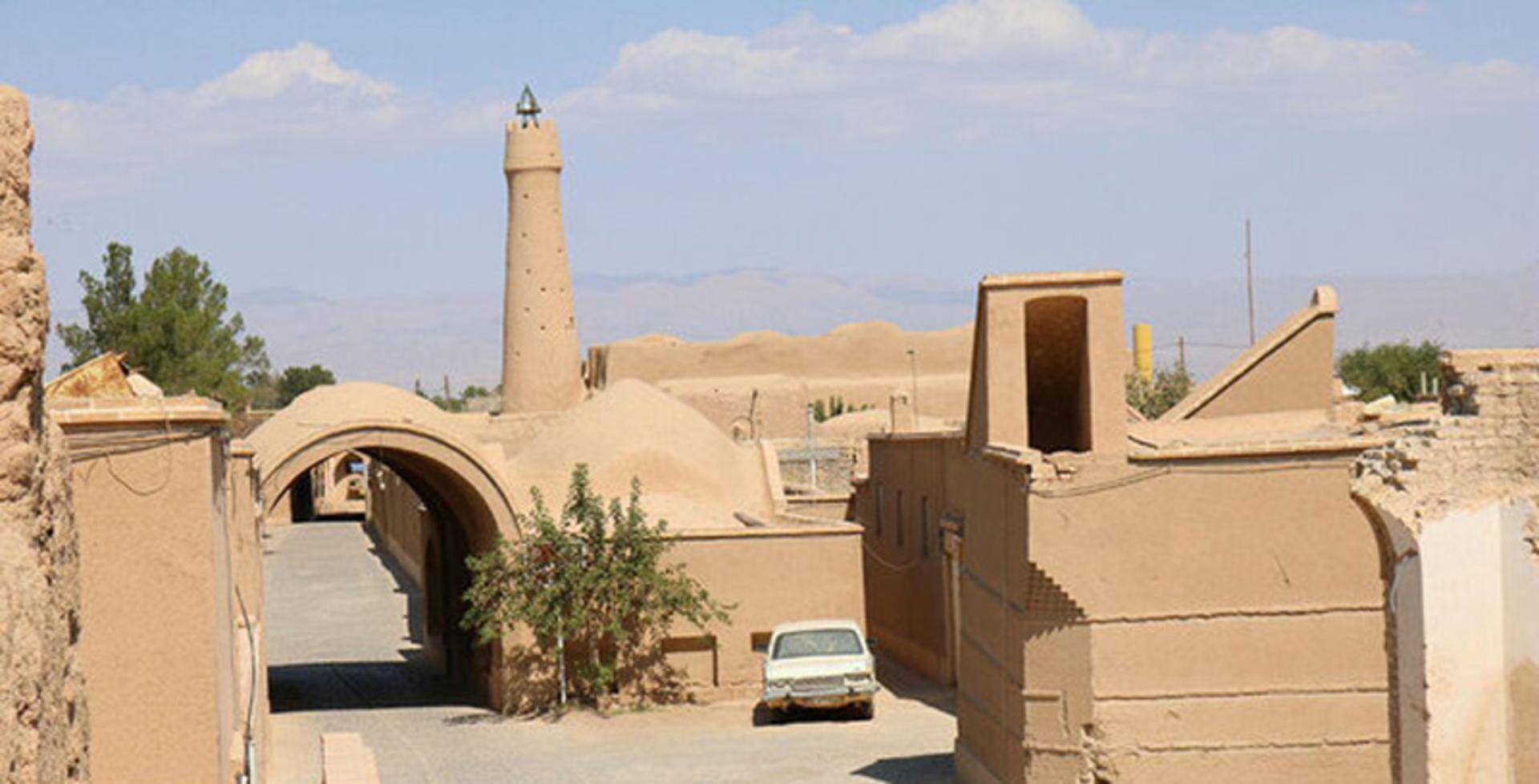 نمایی از مناره های خشتی در میان روستای فهرج یزد