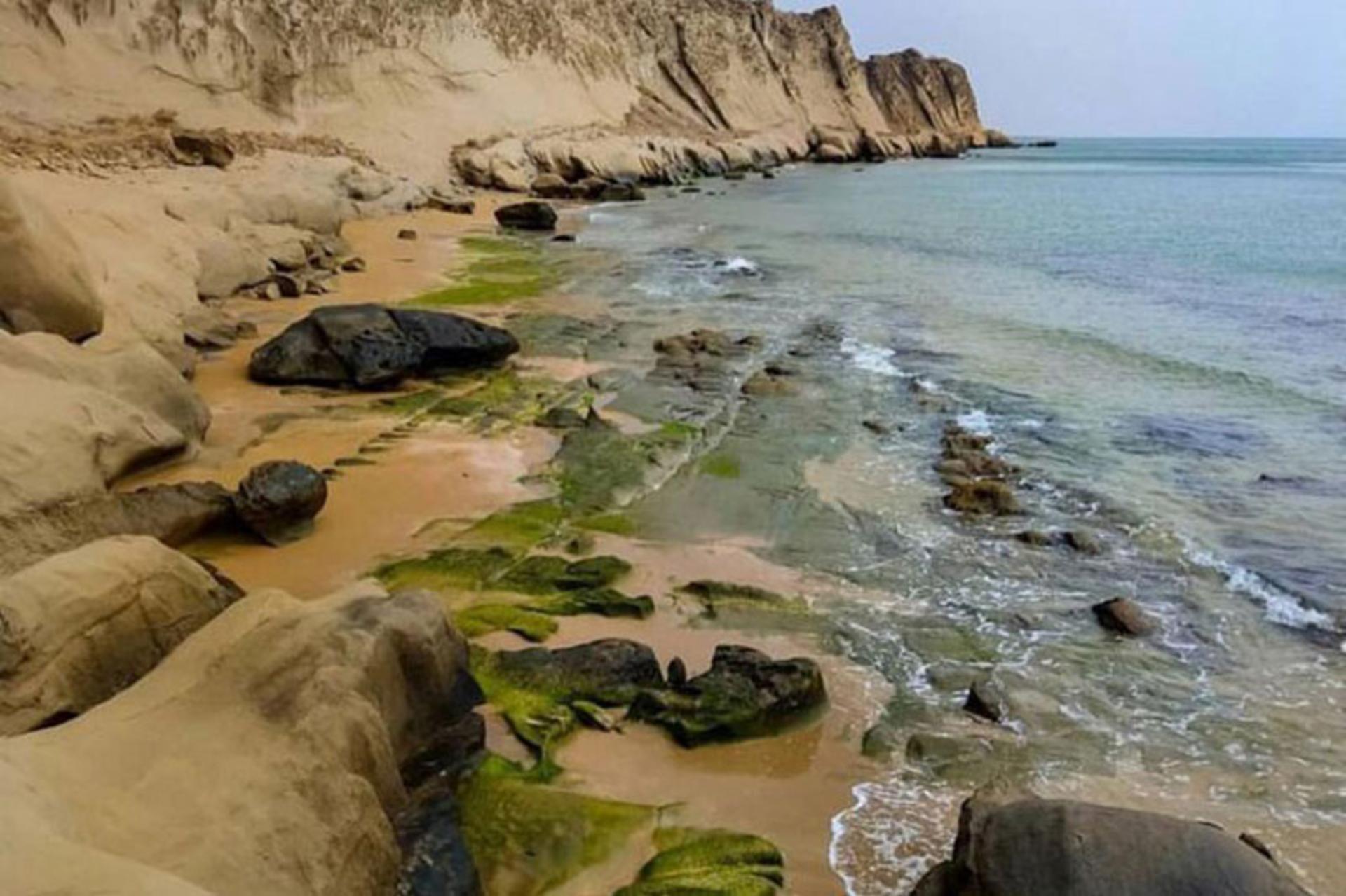 نمایی از برخورد دریا به سواحل صخره ای در بندر مقام