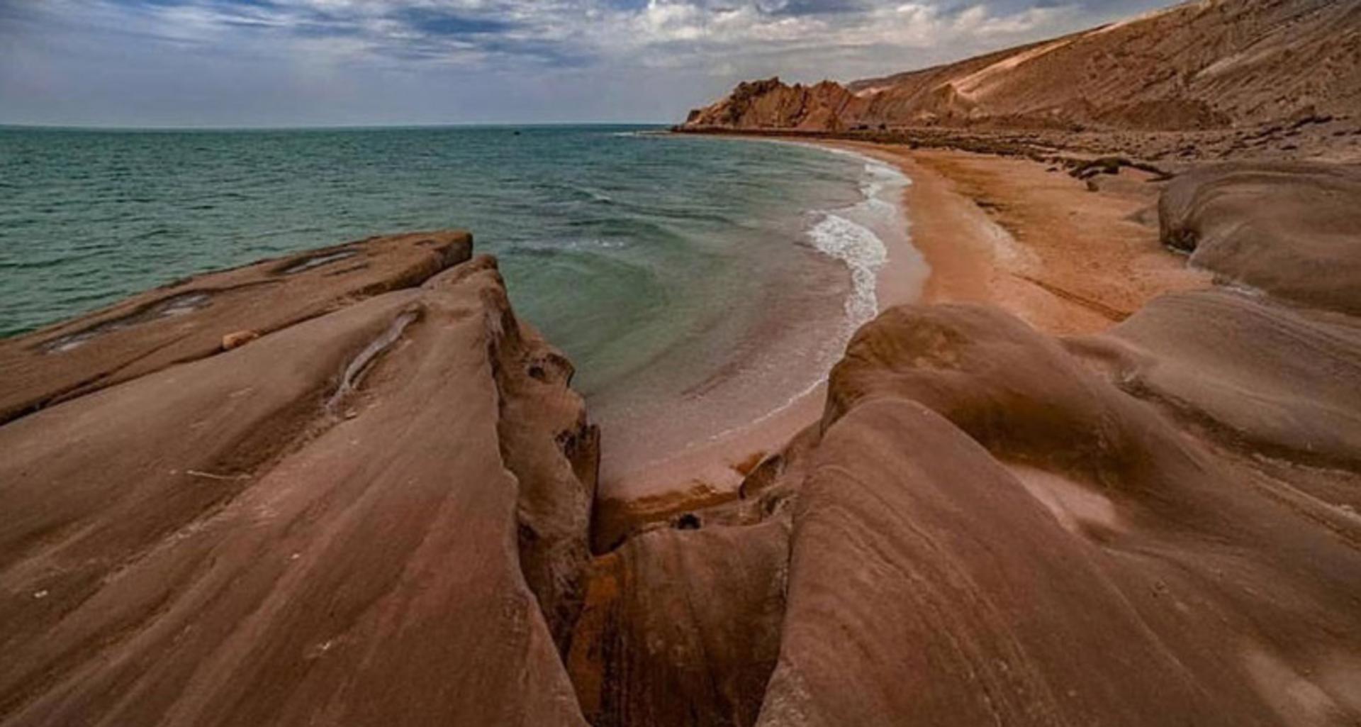 نمای دریا از میان سواحل صخره ای در بندر مقام