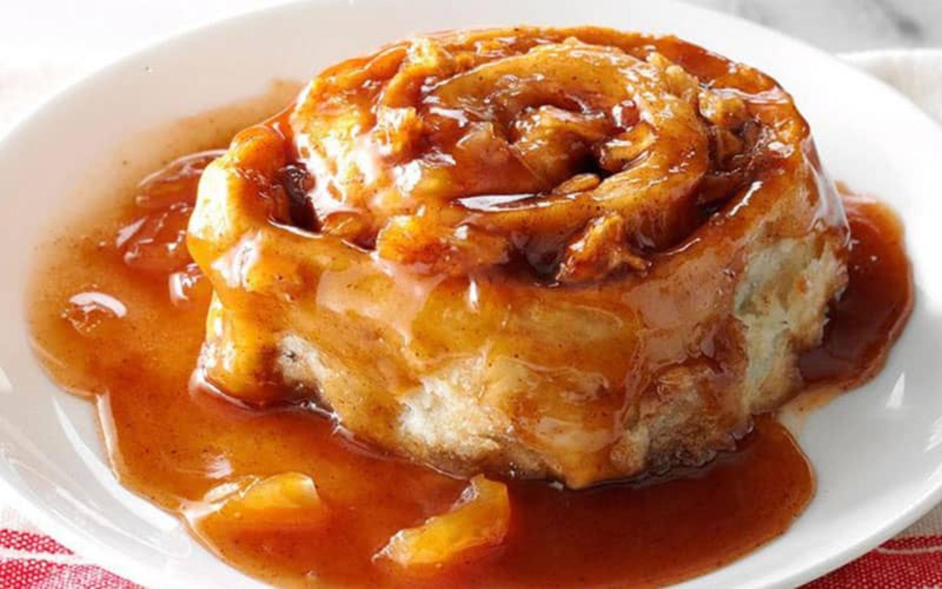 رول سیب و دارچین