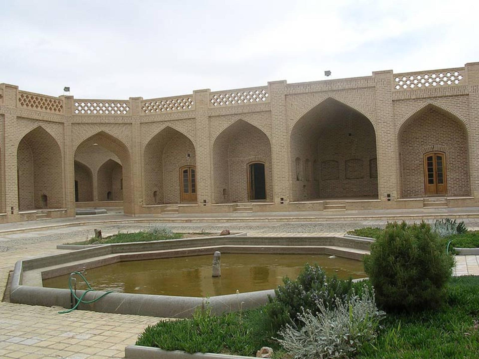 کاروانسرای خرانق با حوضپر آب