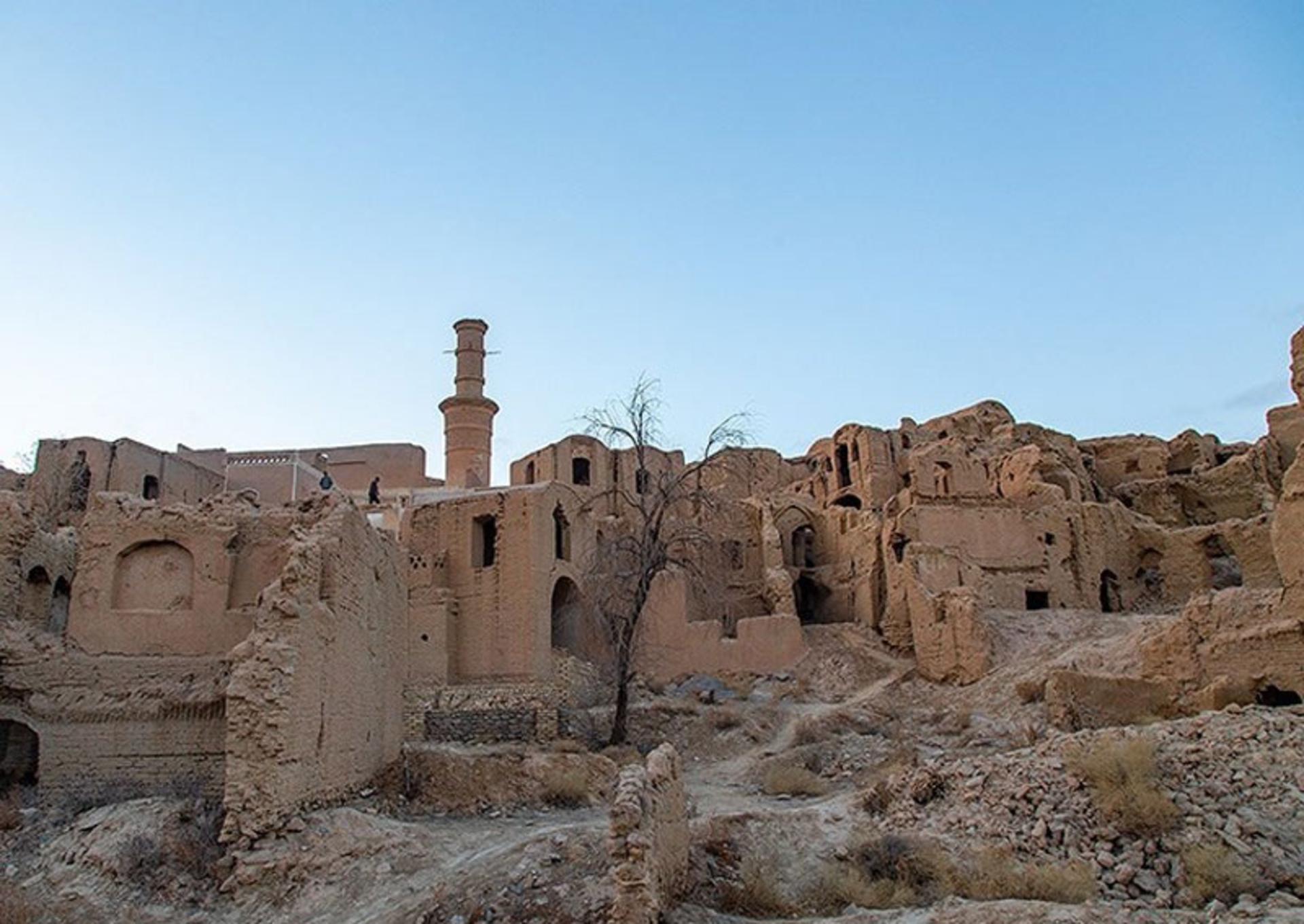 نمای داخلی از روستای خشتی و تاریخی خرانق