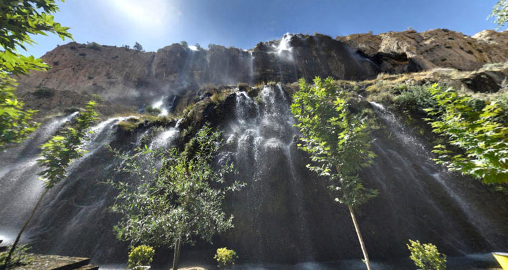 نمایی از آبشار ارژن از نمای پایین