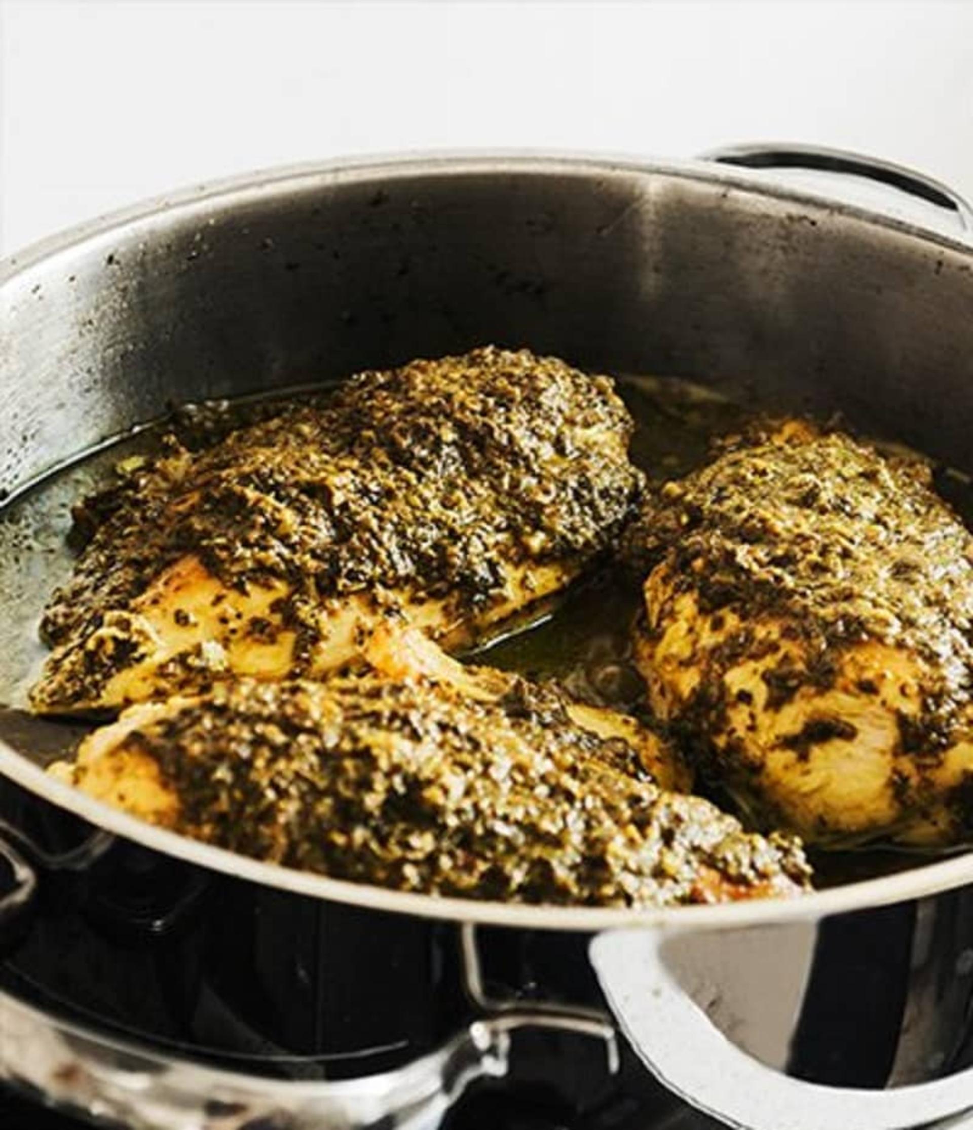 افزودن مرغ سرخ شده به خورش مرغ ترش