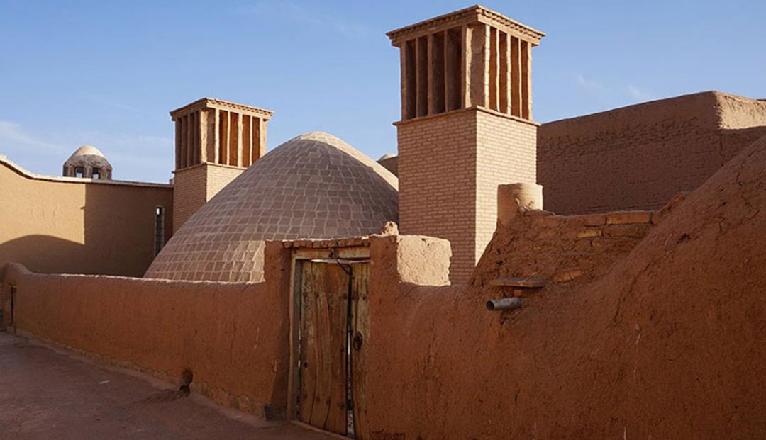 روستای تاریخی چم با خانه های خشتی و گنبد و مناره