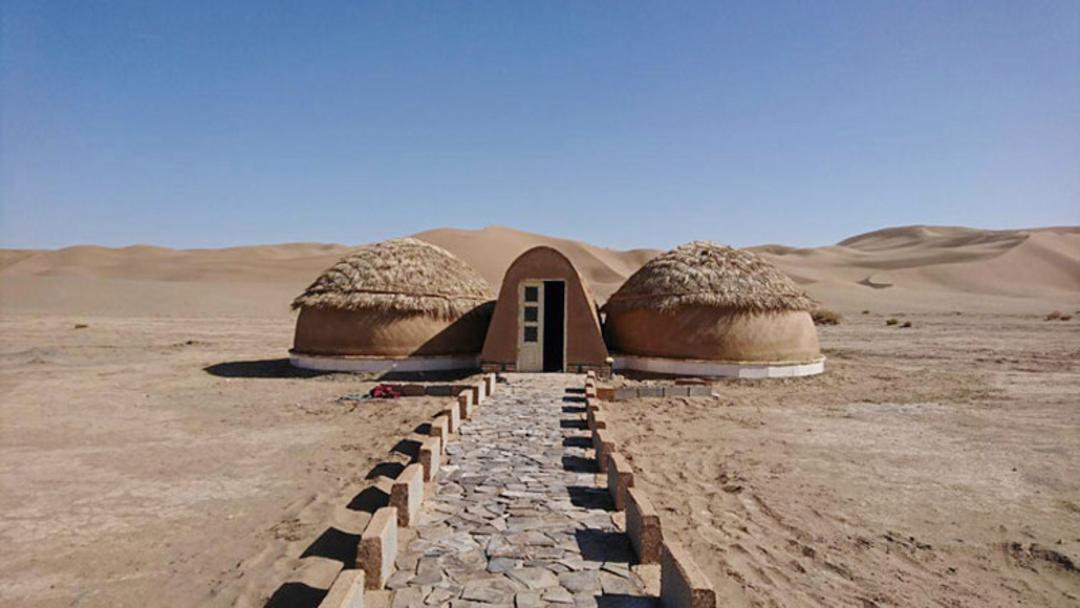 کمپ کویری ریگ زرین در بیابان مغستان