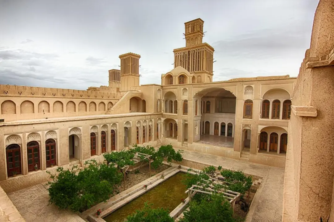 نمای بیرونی حیاط و عمارت آقازاده ابرکوه