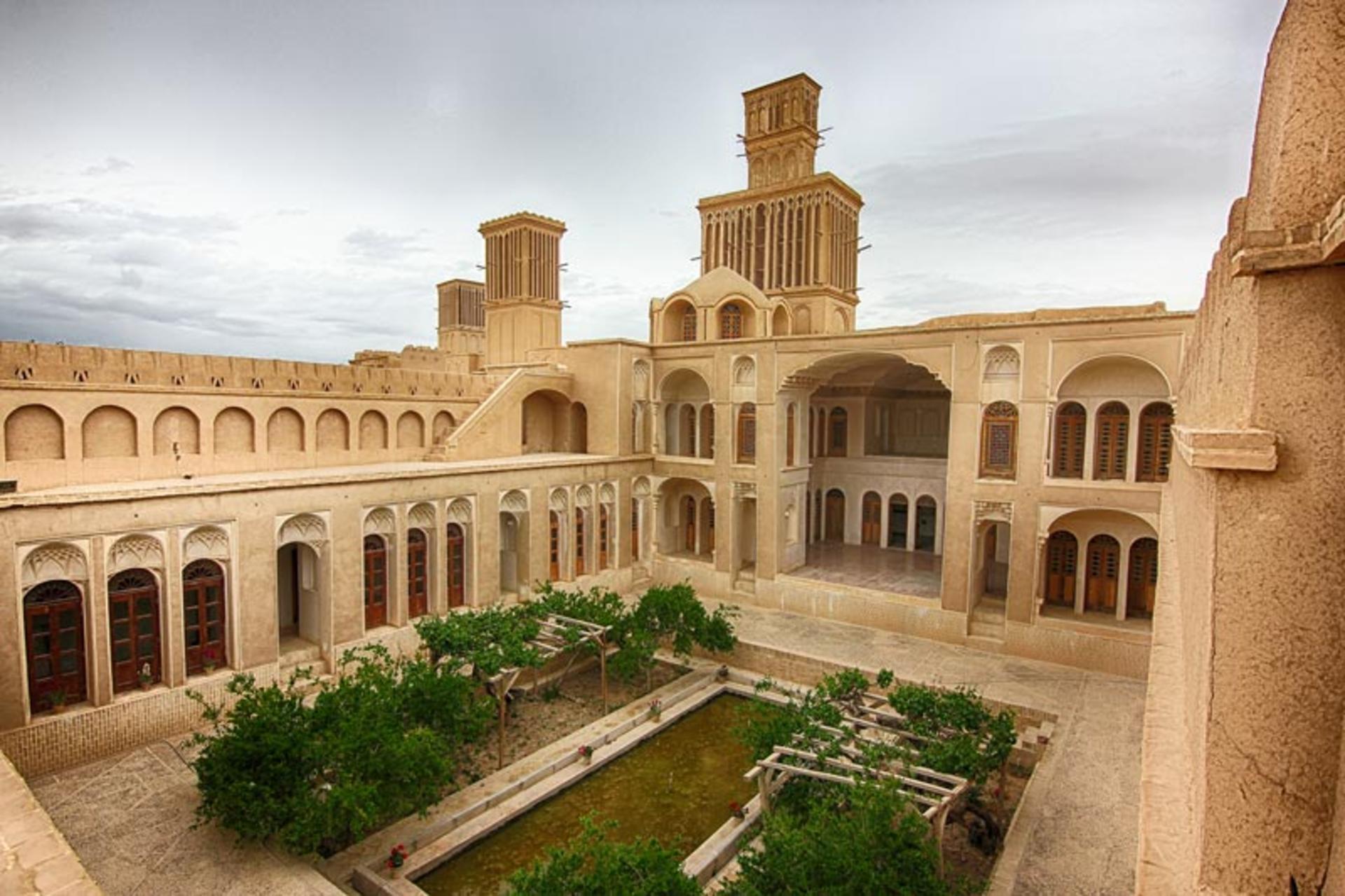 نمای بیرونی حیاط و عمارت آقازاده ابرکوه