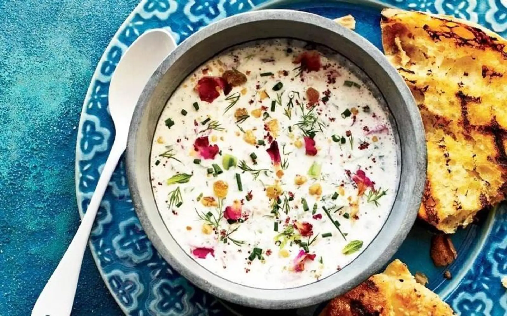 طرز تهیه آب دوغ خیار با خامه