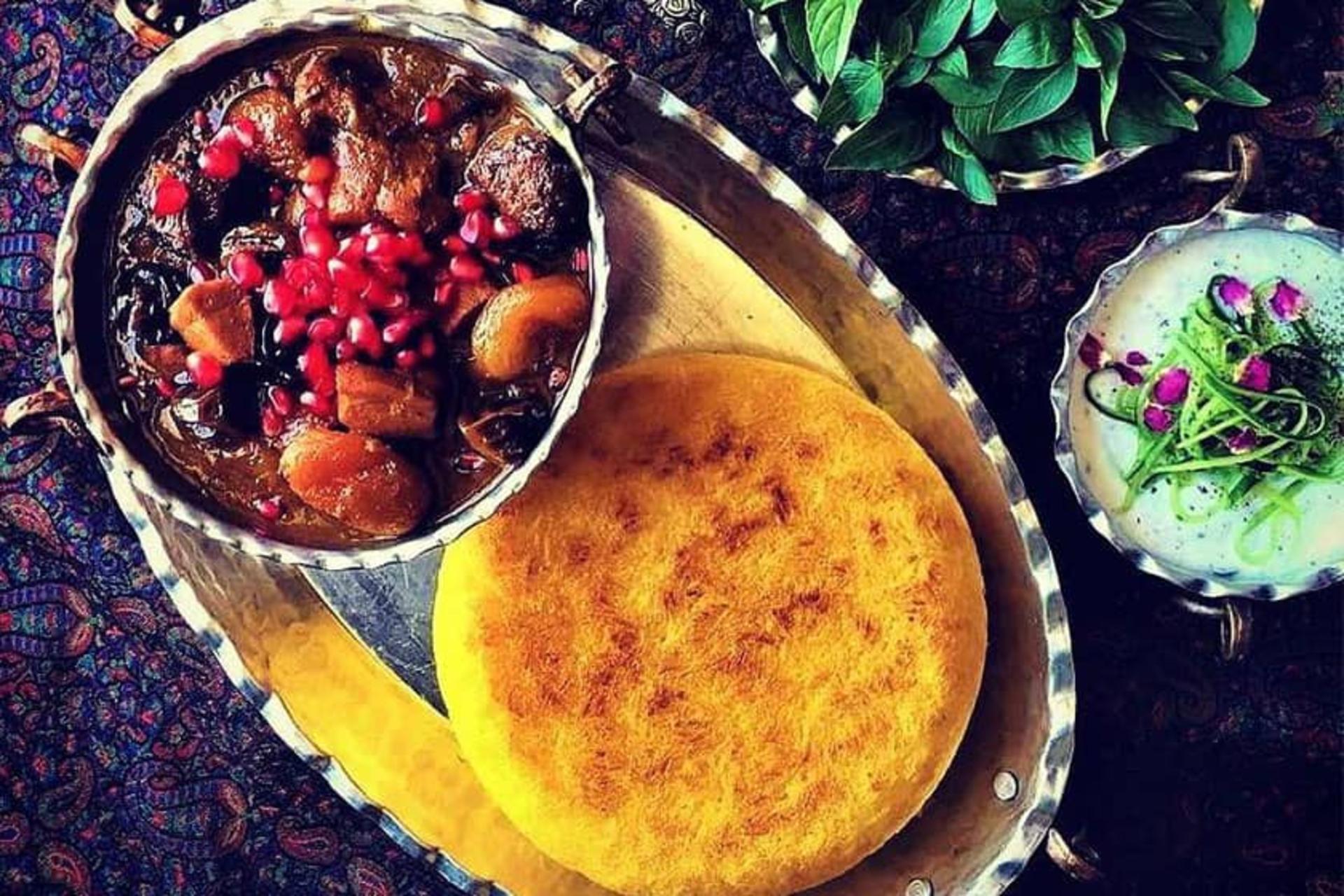 خورش آلو مسما با برنج زعفرانی قالبی