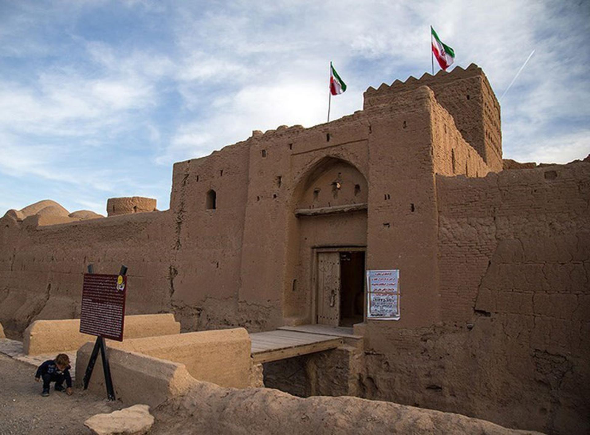 بخشی از ورودی ارگ تاریخی سریزد و حضور گردشگران