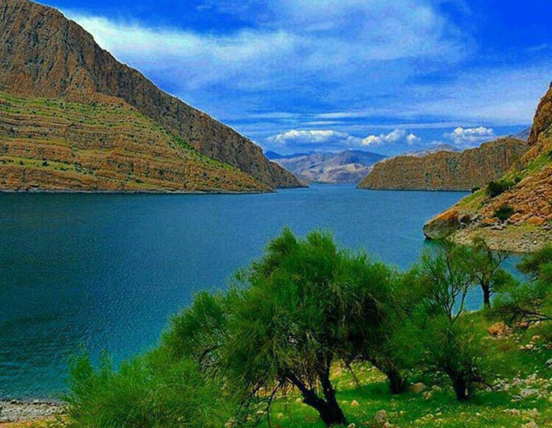 دریاچه زیبای کارون در جوار کوه