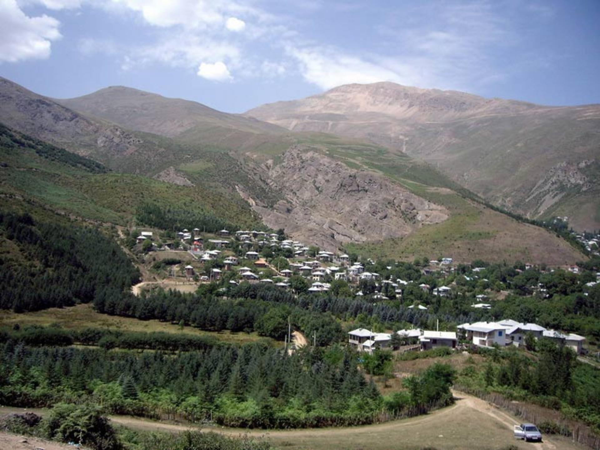 نمایی از روستا و جاده جواهرده از بالا