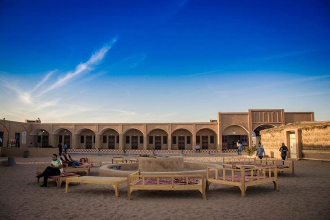 نمای حیاط کمپ کویری شباهنگ