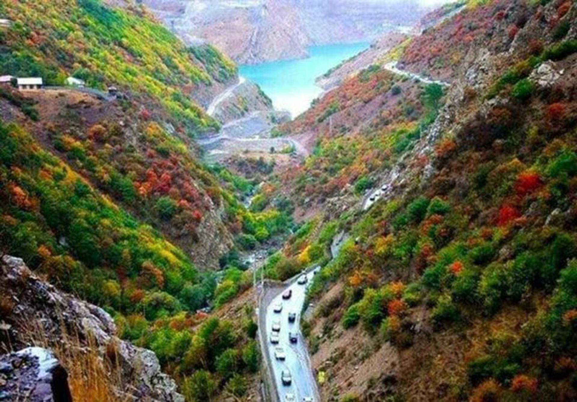 طبیعت زیبای جاده چالوس از نمای بالا در میان کوه ها