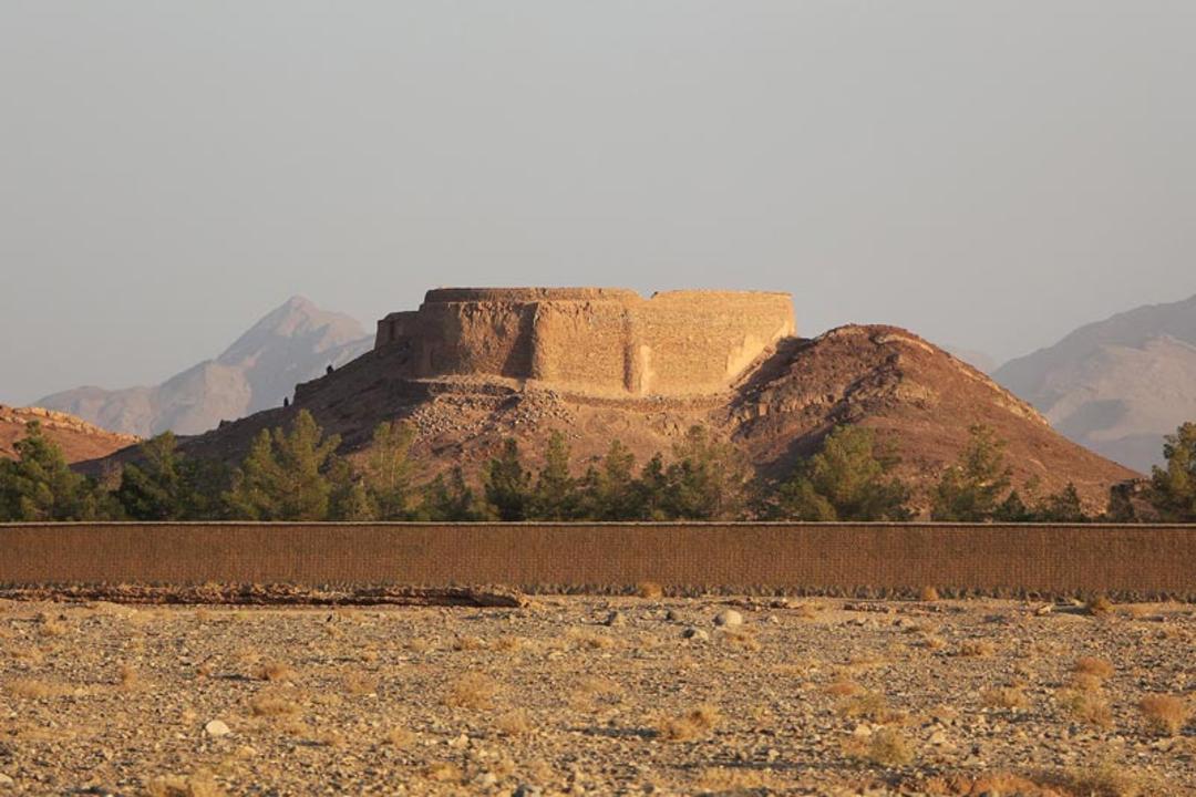 دخمه زرتشتیان روستای چم از نمای دور
