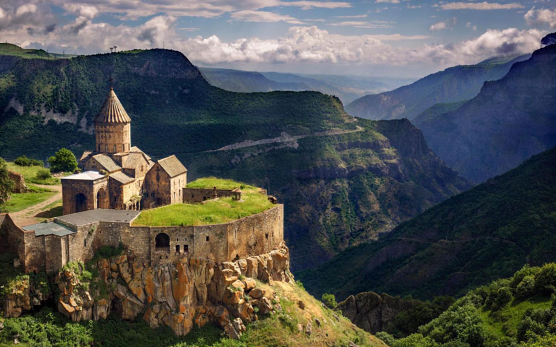 کلیسایی در ارتفاعات ارمنستان